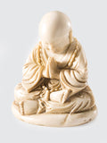 Statue de moine bouddha priant Namaste